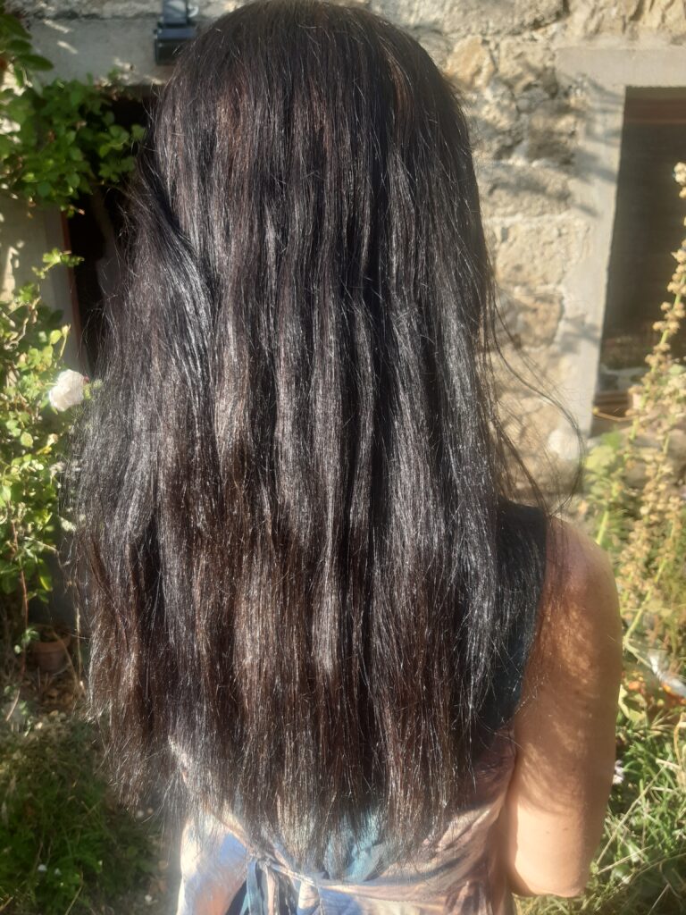 Comment camoufler les cheveux gris avec du romarin ?